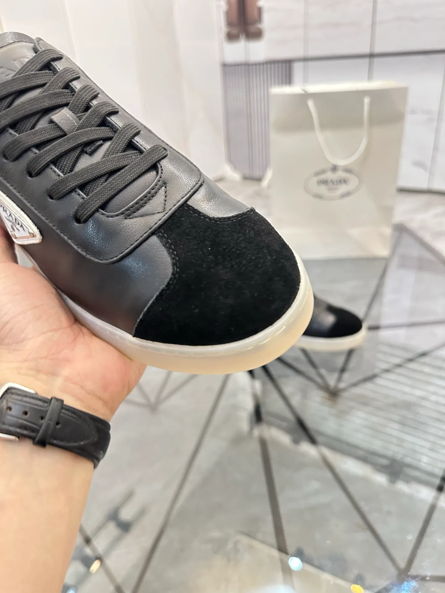 Men's shoes for sale 💰: 💰P540¥ High-end top quality Product trademark: Prada *"Prada*" low-top casual shoes Regular size: 38-45 (can be customized to 46) Product materials: imported first-layer cowhide for the upper, water-dyed cowhide lining, cowhide feet, original outsole. No.: 001